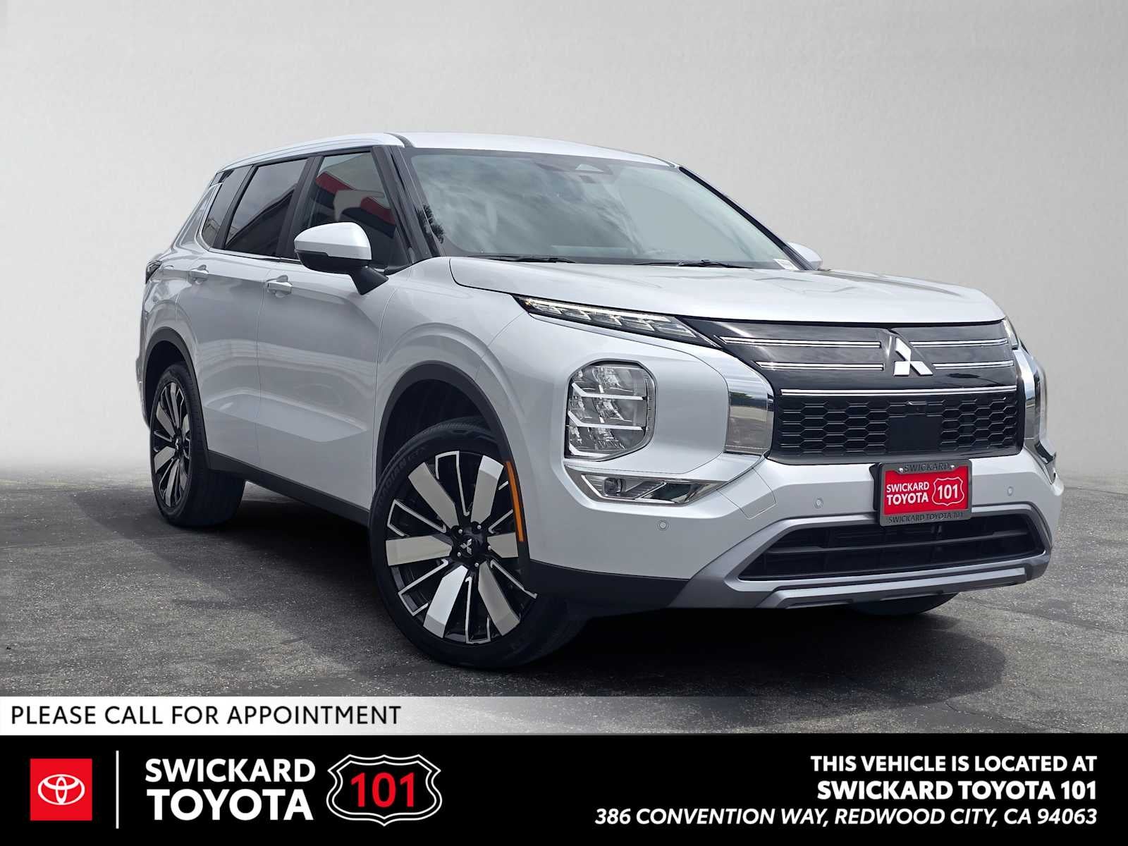 2025 Mitsubishi Outlander SE in White Diamond — front three-quarter view