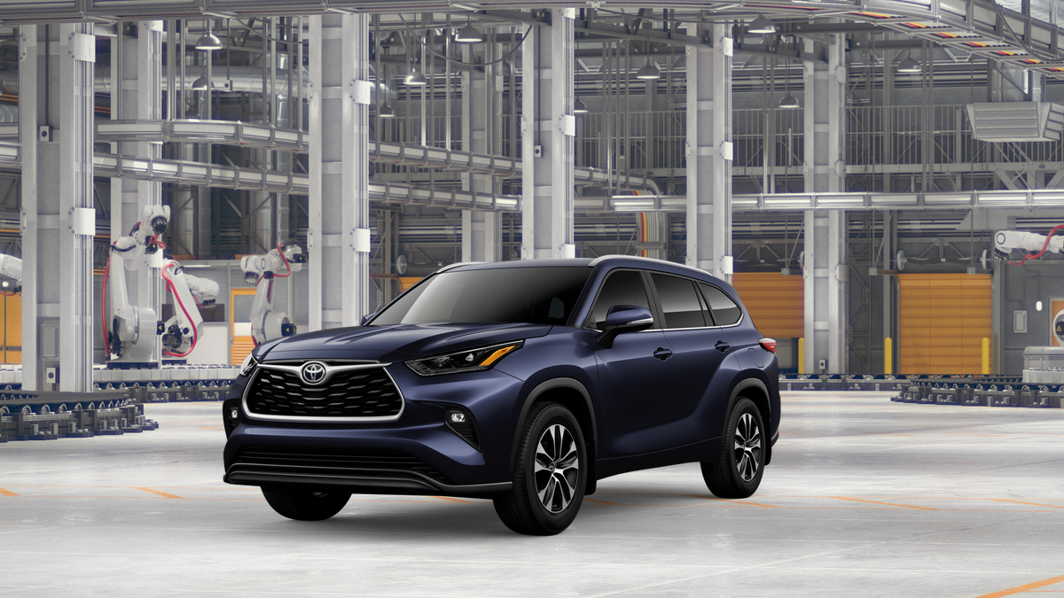 2026 Toyota Highlander XLE in Blueprint — front three-quarter view